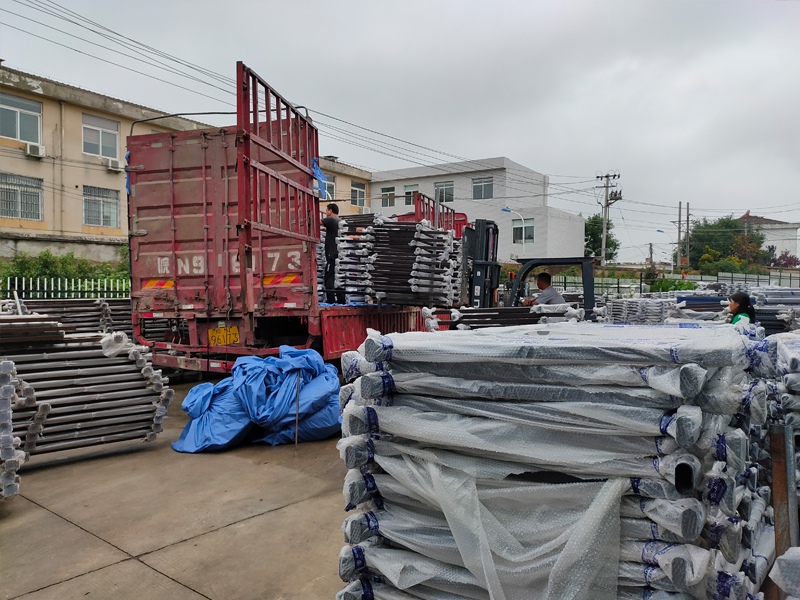 金用護欄2020年7月17日下午鋅鋼玻璃護欄產品裝車發貨！