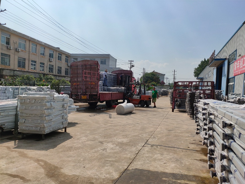 金用護(hù)欄2020年7月20日鋅鋼陽臺欄桿裝車發(fā)貨！