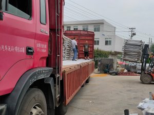 金用護欄2020年7月26日陽臺玻璃護欄裝車發貨！