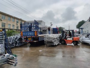金用護欄2020年7月28日鋅鋼陽臺玻璃護欄裝車發貨！