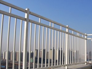 陽(yáng)臺(tái)護(hù)欄用哪種材質(zhì)最實(shí)惠？