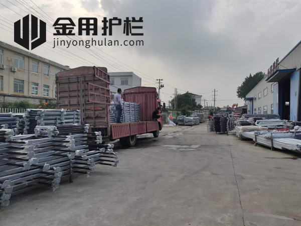 金用護(hù)欄2020年7月29日鋅鋼玻璃護(hù)欄裝車發(fā)貨！