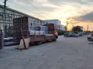 金用護欄2020年8月4日鋅鋼陽臺玻璃護欄裝車發貨！