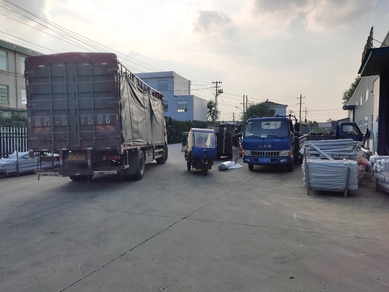 金用護(hù)欄2020年8月19日鋅鋼陽臺(tái)護(hù)欄裝車發(fā)貨! 金用護(hù)欄2020年8月19日鋅鋼陽臺(tái)護(hù)欄裝車發(fā)貨!