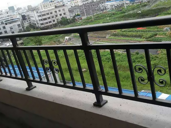 為什么大家喜歡采購鋅鋼陽臺護欄？原因在這里！