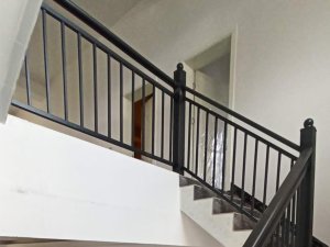 鋅鋼樓梯扶手和不銹鋼樓梯扶手誰(shuí)更值得買(mǎi)？答案在這里！