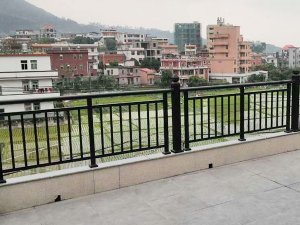 為什么建議大家選鋅鋼陽臺護欄而不選鐵藝或不銹鋼，原因在這里！