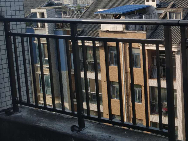 什么材料做的陽臺護欄工程上最常用？