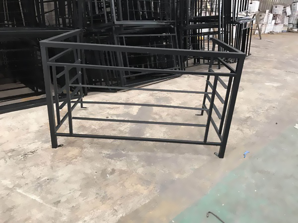 空調(diào)護(hù)欄用哪種材質(zhì)性?xún)r(jià)比高？