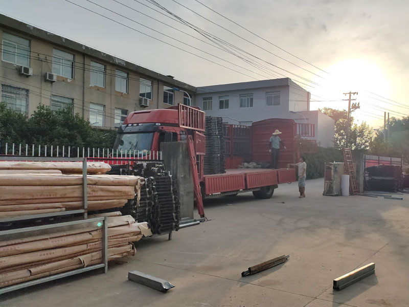 金用護(hù)欄2022年6月14日鋅鋼飄窗護(hù)欄裝車發(fā)貨！