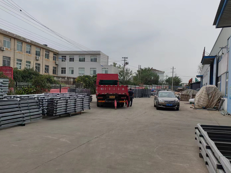 金用護(hù)欄2022年10月8日鋅鋼圍墻護(hù)欄裝車發(fā)貨！