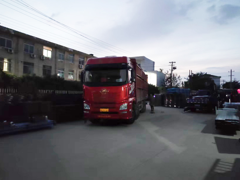 金用護欄2022年11月9日鋅鋼百葉窗裝車發(fā)貨！