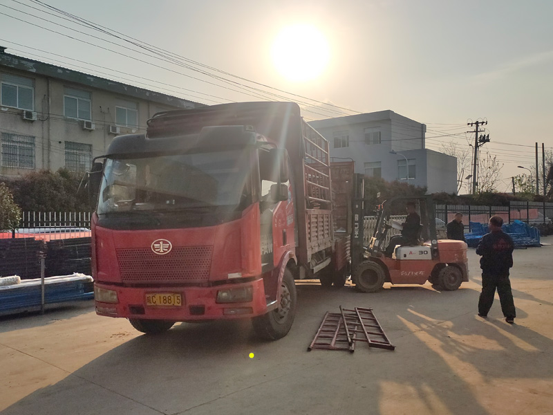金用護欄2023年4月8日鋅鋼飄窗欄桿裝車發(fā)貨！